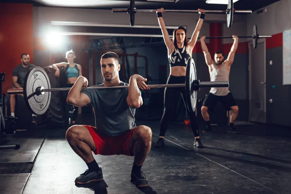 Jóvenes Musculosos Haciendo Ejercicio Cuclillas Con Barra Pesas Gimnasio — Foto de Stock