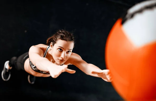 Giovane Donna Muscolare Che Esercizio Con Palla Palestra — Foto Stock