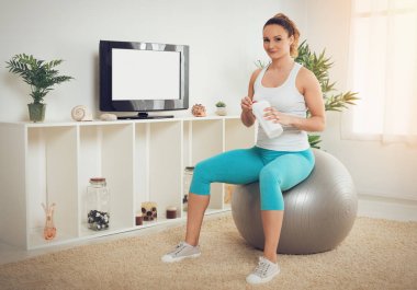 TV online kişisel antrenör ile Pilates egzersiz yaparak kas gülümseyen kadın