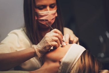 Modellemek için kaslar üzerinde çizim Japon yöntemi uygulayarak güzellik uzmanı