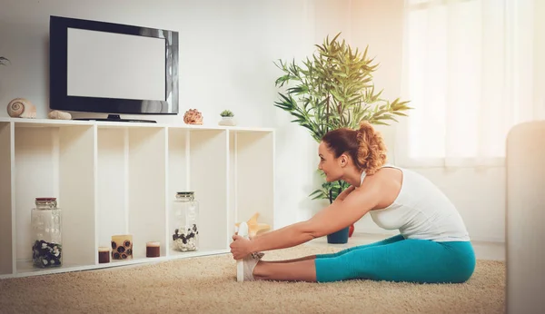 Gespierde Lachende Vrouw Doen Stretching Oefening Met Online Personal Trainer — Stockfoto