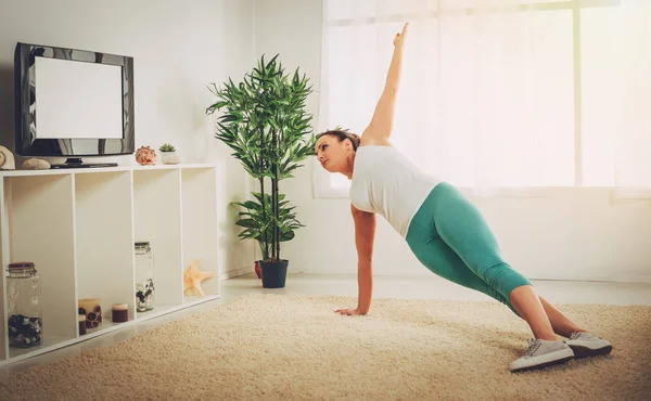 evde egzersiz yaparak kas ince kadın