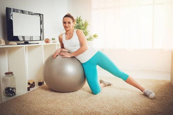 Svalnatý Usmívající Žena Dělá Cvičení Pilates Online Osobní Trenér Televizi — Stock fotografie