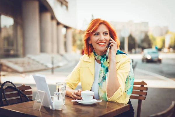 Glimlachende Zakenvrouw Met Smartphone Koffiepauze Straat Café — Stockfoto
