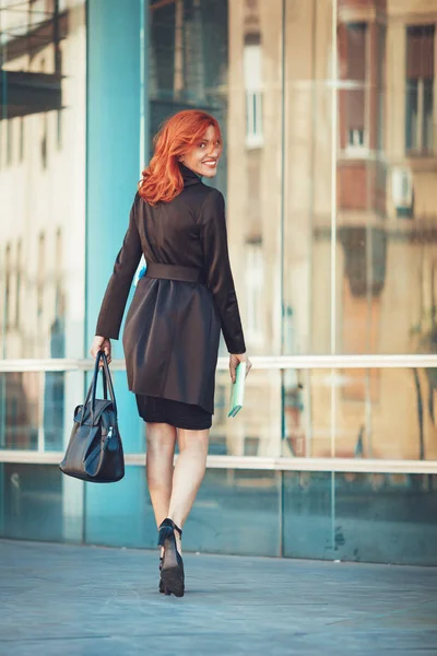 Smiling Businesswoman Walking Way Office Building — Stock Photo, Image