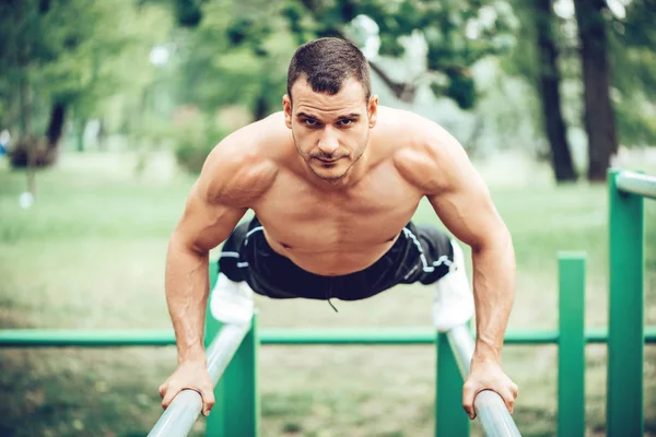 Joven Deportista Haciendo Ejercicio Push Aire Libre — Foto de Stock