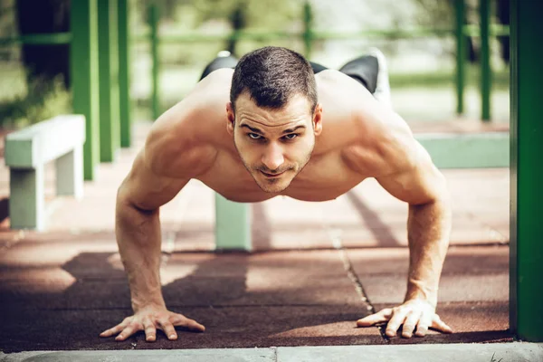 Joven Deportista Haciendo Ejercicio Push Aire Libre — Foto de Stock