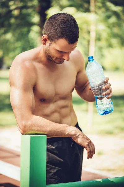 Jonge Stedelijke Sportman Drinkwater Een Harde Training Buiten — Stockfoto