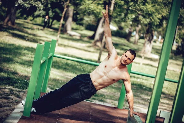 Jovem Desportista Fazendo Exercício Barras Metal Livre — Fotografia de Stock