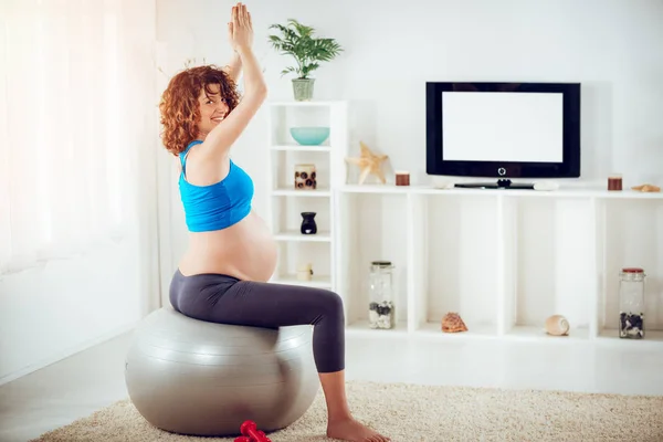 Fiatal Terhes Nőt Fitness Labda Pihentető Otthon — Stock Fotó