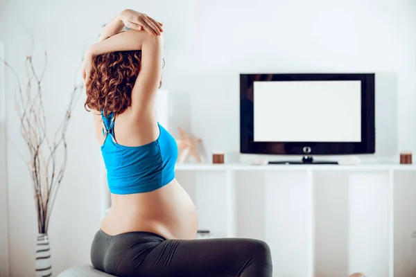 Junge Schwangere Frau Sitzt Auf Fitnessball Und Entspannt Hause — Stockfoto