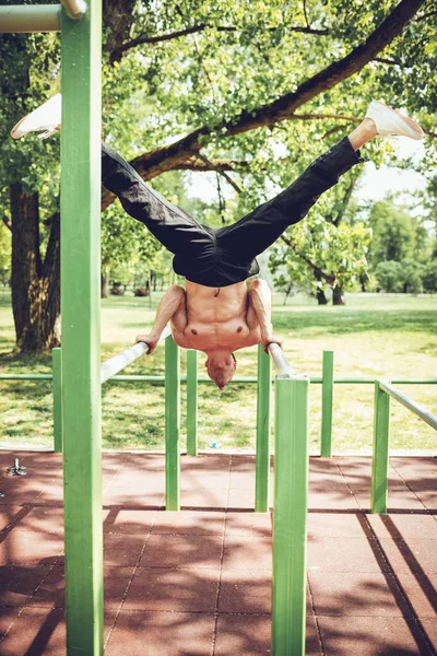 Young Sportsman Doing Exercise Metal Bars Outdoor — Stock Photo, Image