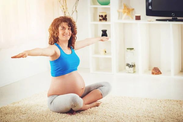 Joven Embarazada Haciendo Ejercicio Yoga Casa — Foto de Stock