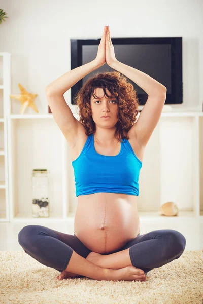 Joven Embarazada Haciendo Ejercicio Yoga Casa — Foto de Stock