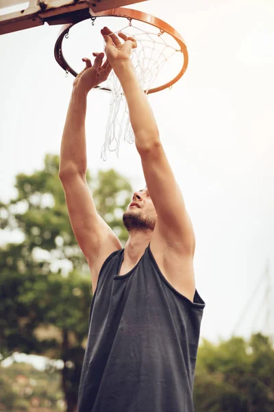 Giocatore Basket Che Installa Rete Sul Canestro Basket — Foto Stock