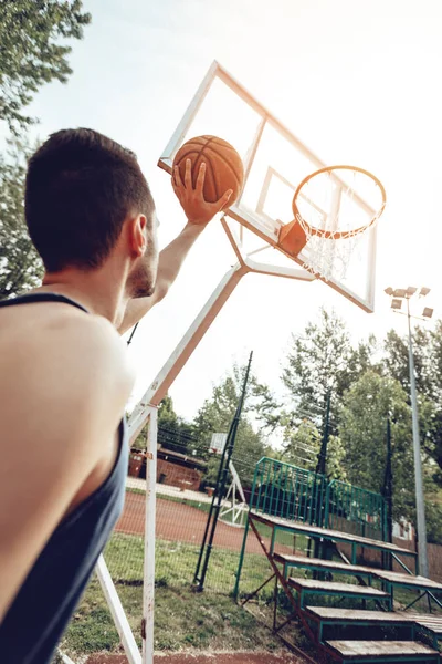 Junger Mann Trainiert Basketball Auf Straßenplatz — Stockfoto