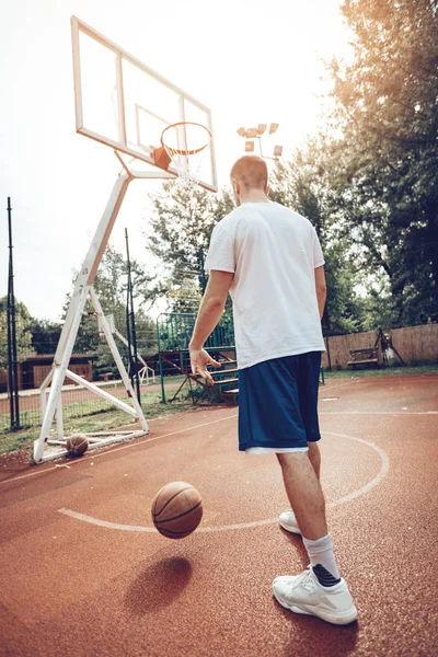 Hombre Joven Entrenando Baloncesto Cancha Callejera — Foto de Stock