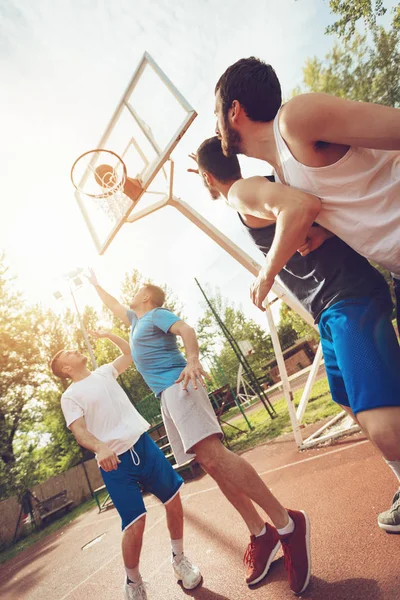 四名篮球运动员在户外玩游戏 — 图库照片