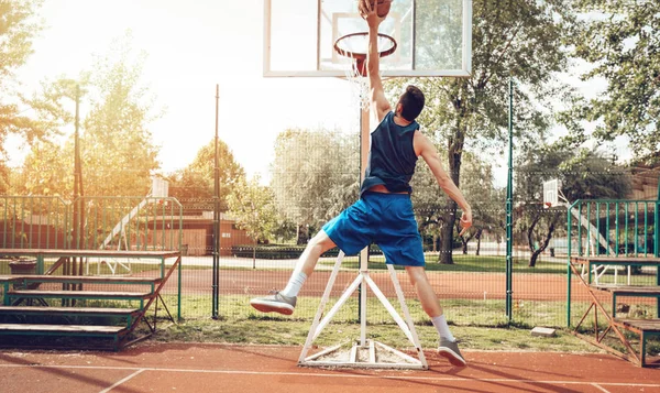 Junger Mann Trainiert Basketball Auf Straßenplatz — Stockfoto