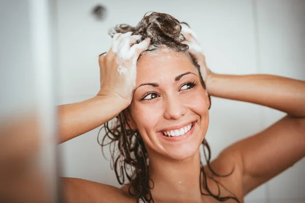 Muda Tersenyum Wanita Mencuci Rambut Panjang Kabin Mandi — Stok Foto