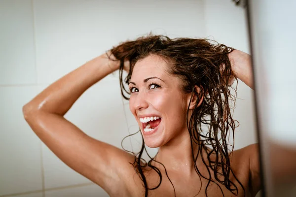 Jovem Mulher Sorridente Lavar Cabelos Longos Cabine Chuveiro — Fotografia de Stock