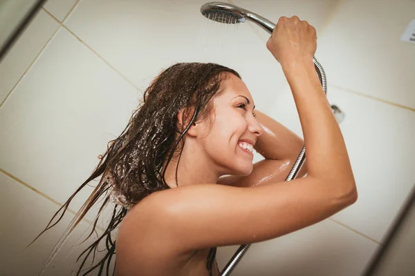 Joven Sonriente Mujer Lavar Pelo Largo Cabina Ducha — Foto de Stock