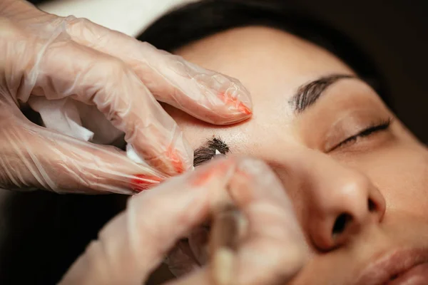 Visão Fechada Mãos Esteticista Que Aplicam Método Japonês Desenhar Sobrancelhas — Fotografia de Stock