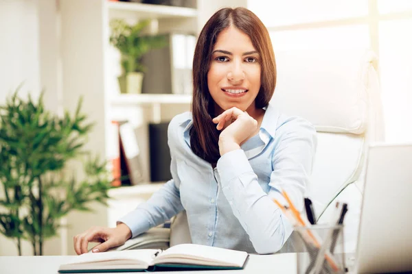 Ung Affärskvinna Arbetar Skrivbord Office — Stockfoto