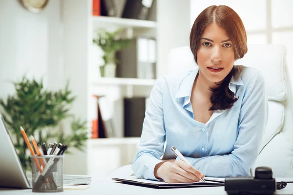 Junge Geschäftsfrau Arbeitet Schreibtisch Büro — Stockfoto