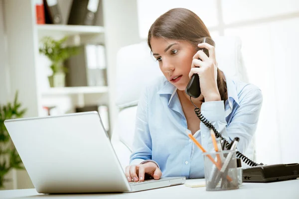 Junge Geschäftsfrau Arbeitet Schreibtisch Büro — Stockfoto