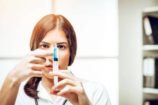 Young Female Nurse Preparing Injection Anesthesia — Stock Photo, Image