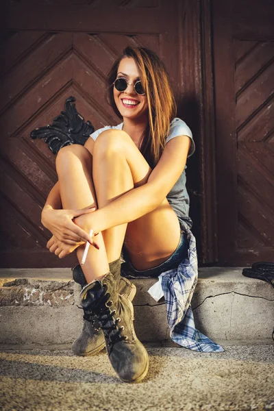 Mujer Joven Con Ropa Casual Sentada Escaleras Piedra Frente Casa —  Fotos de Stock