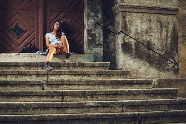 Mujer Joven Con Ropa Casual Sentada Escaleras Piedra Frente Casa —  Fotos de Stock
