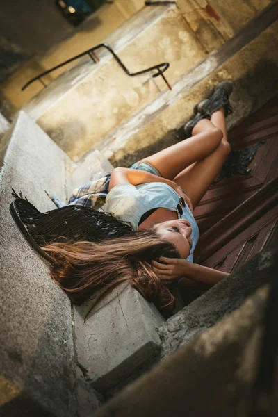 Mujer Joven Acostada Escaleras Piedra Frente Puerta Casa — Foto de Stock