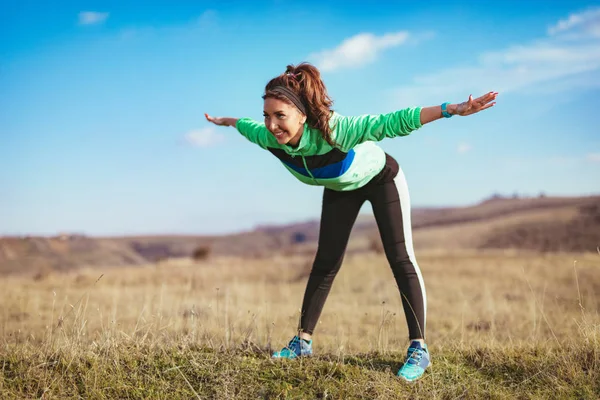 Unga Fitness Kvinna Gör Stretching Övning Efter Jogging Utomhus — Stockfoto