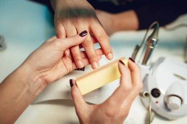 Kadın parlatma Şevval Özçelik Güzellik Güzellik Salonu tırnak törpüsü ile çivi