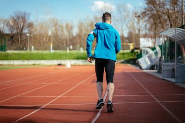 Dikiz atletik genç spor adamı Stadyumu yolda uygun