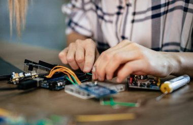 Yakın erkek görünümünü havya tarafından elektronik donatımın tamiri eller