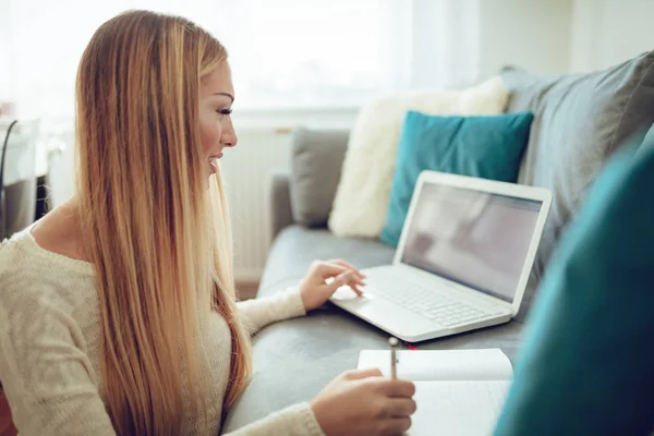 Junge Frau Studiert Und Arbeitet Hause Laptop — Stockfoto