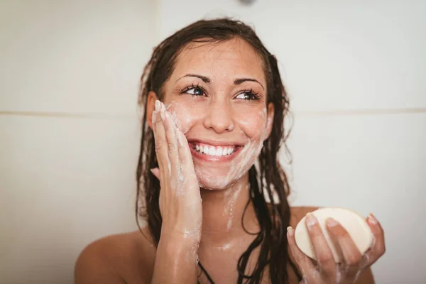 Jovem Sorrindo Mulher Lavar Rosto Com Sabão Banheiro — Fotografia de Stock