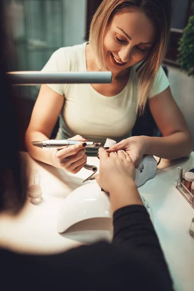 Beautician Puliendo Uñas Femeninas Con Lima Uñas Salón Belleza —  Fotos de Stock