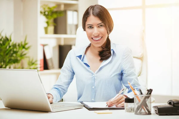 Young Businesswoman Working Desk Office — Stock Photo, Image