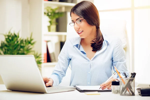 Junge Geschäftsfrau Arbeitet Schreibtisch Büro — Stockfoto