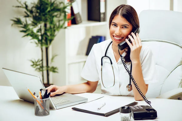 Young Female Doctor Sitting Consulting Room Working — Stock Photo, Image