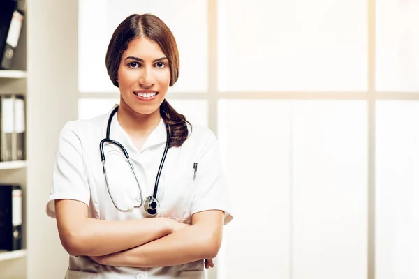 Jovem Médico Posando Consultório — Fotografia de Stock