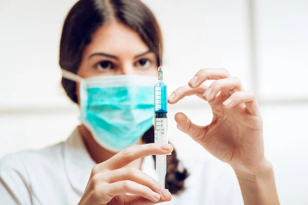 Jonge Vrouwelijke Verpleegkundige Gelaatsmasker Voorbereiding Injectie Van Anesthesie — Stockfoto