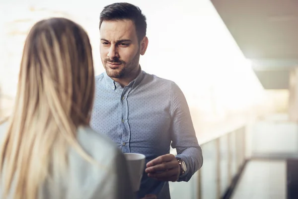 Junge Geschäftskollegen Beim Morgendlichen Kaffeepausen Auf Dem Balkon — Stockfoto