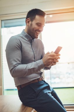 Akıllı telefon kullanma office genç mutluluk girişimci