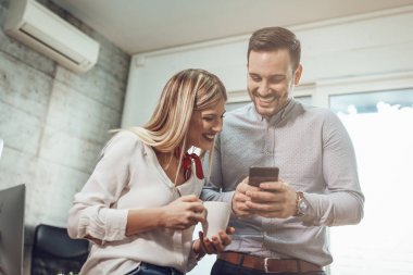 Genç Girişimciler kır kahveleri gülümseyen ve akıllı telefon kullanma office