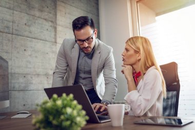 Office projesinde analiz genç başarılı iş arkadaşları